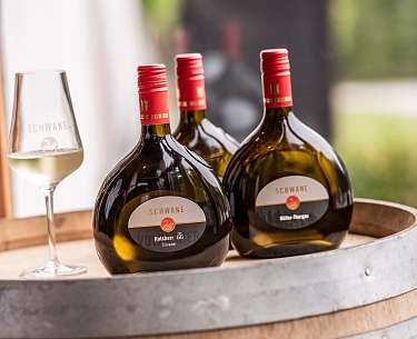 C Hannes Niederkofler HQ 9291 Bocksbeutel vom Weingut Zur Schwane