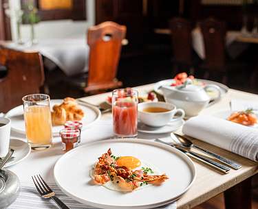 C Hannes Niederkofler WEB 7321 Frühstück im Schwane 1404