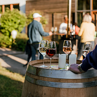 Wine&Chill Party Gläser mit Weißwein, Rosé und Rotwein auf einem Weinfass bei der Wine & Chill Party im Weingut Zur Schwane in Volkach